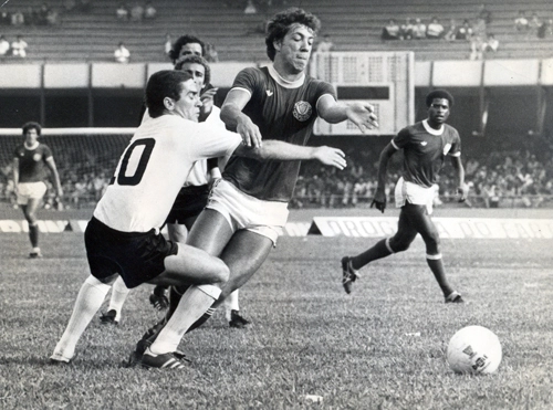 Com a camisa do Palmeiras, Pires (à direita, ao fundo), observa o companheiro Carlos Alberto Seixas e o corintiano Palhinha na disputa da bola. Biro-Biro está atrás de Palhinha. Polozzi (ao fundo, à esquerda) era o zagueiro palmeirense