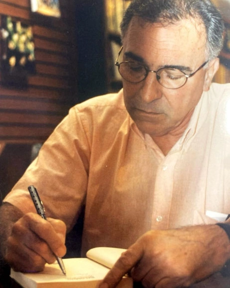Autografando um de seus livros, caprichando na dedicatória. Foto: arquivo pessoal de Ruy Carlos Ostermann