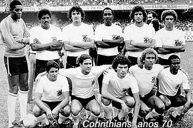 Em pé: Jairo, Zé Maria, Taborda, Amaral, Zé Eduardo e Romeu. Agachados: Vaguinho, Palhinha, Sócrates, Biro-Biro e Wladimir.