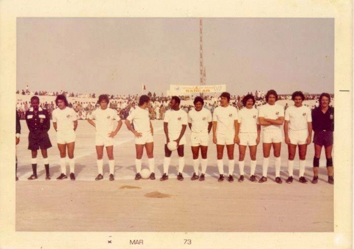 O Santos fez um amistoso contra o Al Nasser (equipe dos Emirdos Árabes no dia 22 de fevereiro de 1973, e venceu por 4 a 1 (gols de Alcindo, Edu, Manoel Maria e Pelé. Awad descontou para o time árabe. Na foto, Edu não aparece, apesar de ter jogodo e marcado gol. Da esquerda para a direita, após o árbitro (ou bandeira): Clodoaldo, Murias, Léo Oliveira, Pelé, Alcindo, Marçal, Manoel Maria, Marinho Peres, Pitico e Willians.. De acordo com o Almanaque do Santos , de Guilherme Nascimento, o campo era de terra batida (como é possível notar), não havia arquibancada e o vestiário do Santos foi montado em uma barraca 