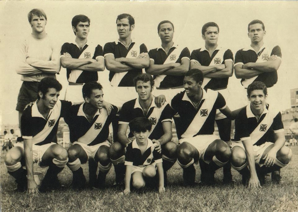 Equipe do Vasco da Gama em 1969. Em pé, da esquerda para a direita: Valdir Appel, Moacir, Brito, Alcir Portella, Eberval e Fidélis. Agachados: Adilson, Silvinho, Buglê, Valfrido e Nado