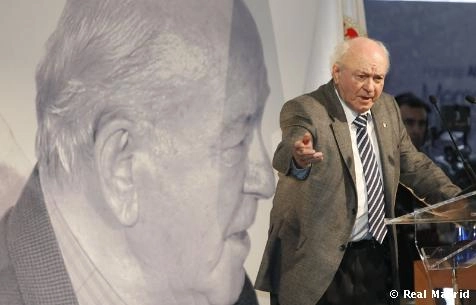 Di St&eacute;fano &eacute; presidente de honra do Real Madrid desde 2000