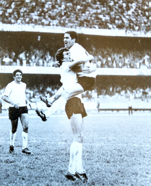 Sócrates carrega Palhinha após mais um gol corintiano no Morumbi. Juntos formaram uma das melhores parcerias que o Timão já teve. À esquerda, Vaguinho está chegando para comemorar com os craques.
