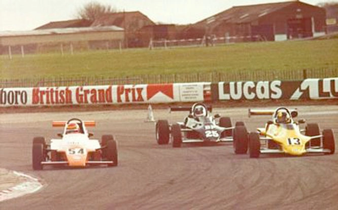 Na Fórmula Ford 2000 Britânica (carro 54), quando foi vice-campeão. Foto: site oficial de Mauricio Gugelmin