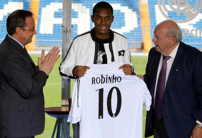 Veja o maior jogador da hist&oacute;ria do Real Madrid, o argentino Alfredo Di St&eacute;fano (&agrave; direita), recepcionando o brasileiro Robinho na sua chegada ao time merengue em 2005. Florentino Perez presidente do clube espanhol &agrave; &eacute;poca bate palmas para o atleta vicentino.  Foto: iG