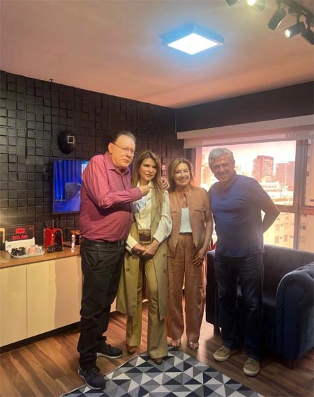 Em 5 de setembro de 2024, Milton Neves, Sandra Rejane Gomes Miessa (viúva de João Carlos Di Genio), Silvia Vinhas e José Roberto Guimarães, no dia em que Milton e José Roberto foram gravar com Silvia Vinhas o podcast 