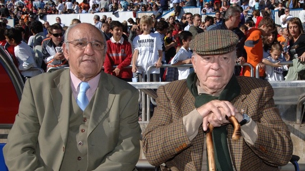  Em foto reproduzida do Di&aacute;rio AS da Espanha, do lado esquerdo, o ex-jogador do Am&eacute;rica do Rio de Janeiro, Can&aacute;rio e ao seu lado o mito argentino Di St&eacute;fano, ambos assistindo a sua grande paix&atilde;o o Real Madrid e lamentando a postura de Mourinho, t&eacute;cnico merengue em 2011.