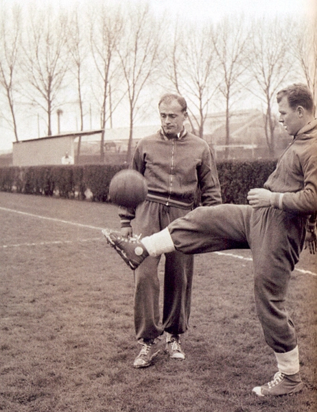 Na imagem, Kubala faz embaixadas, observado por Di St&eacute;fano. Foto: Reprodu&ccedil;&atilde;o/Revista FOOTBALL