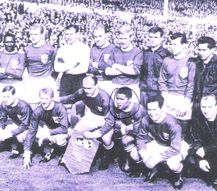 Em p&eacute;, da esquerda para a direita, Djalma Santos &eacute; o primeiro e o goleiro Yashin &eacute; o terceiro. Agachados, da esquerda para a direita, Koda &eacute; o primeiro, Di St&eacute;fano o terceiro, seguido por Eus&eacute;bio e Gento. Foto: Reprodu&ccedil;&atilde;o