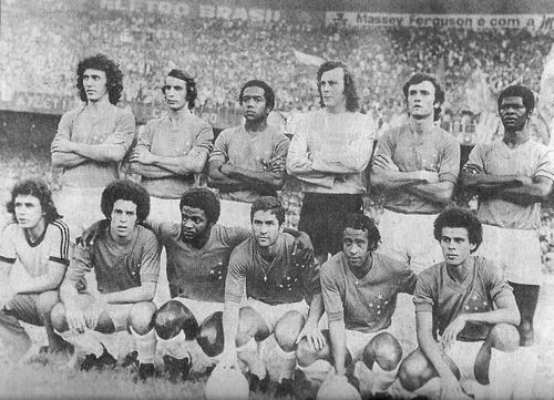 Neste Cruzeiro campeão da Libertadores de 76, estão em pé: Nelinho, Piazza, Darci Menezes, Raul, Roberto Perfumo e Vanderlei. Agachados: um massagista, Eduardo, Zé Carlos, Palhinha, Dirceu Lopes e Joãozinho