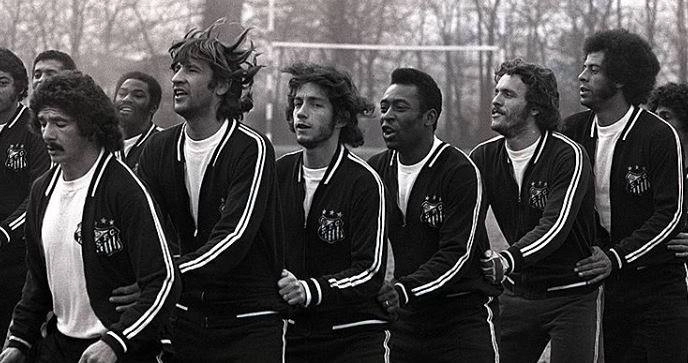 Em 1973, treino do Santos em excursão na Europa. Atrás, à esquerda, estão Alcindo, Jair e Edu. À frente: Manuel Maria, Hermes, Murias, Pelé, Carlos Alberto Torres e Zé Carlos Cabeleira. Foto enviada por Wesley Miranda