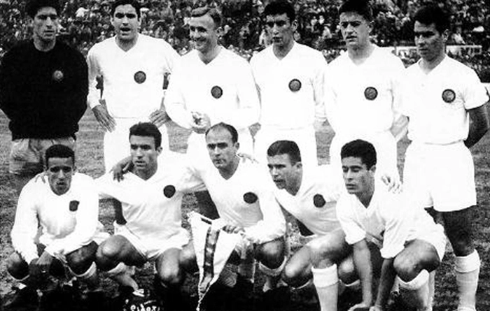 Da esquerda para a direita, em p&eacute;: o goleiro Dominguez, Marquitos, Santamaria, Pachin, Vidal e Z&aacute;rraga. Agachados: Can&aacute;rio, Del Sol, Di St&eacute;fano, Puskas e Bueno. Foto enviada por Jos&eacute; Alves