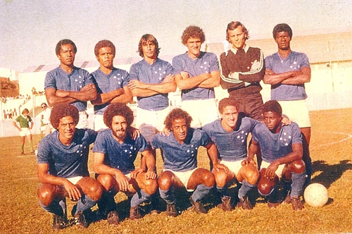 Formação cruzeirense que jogou contra a Caldense em 1975 pelo Campeonato Mineiro. O jogo foi disputado no estádio Cristiano Osório, em Poços de Caldas, no dia 11 de maio, e terminou sem abertura de contagem diante de 6.107 pagantes. O time azul foi treinado interinamente por Moacir Rodrigues. Já a Caldense tinha em seu banco de reservas Carlos Alberto Silva. Em pé vemos Darci, Paulo Roberto, Piazza, Moraes, Raul e Vanderlei; agachados estão Roberto Batata, Eduardo, Dirceu Lopes, Palhinha e Moacir