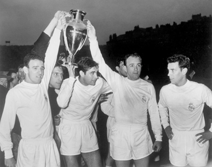 Da esquerda para a direita, em p&eacute;: Can&aacute;rio, Dominguez, Z&aacute;rraga, Di St&eacute;fano e Gento. Foto enviada por Jos&eacute; Alves