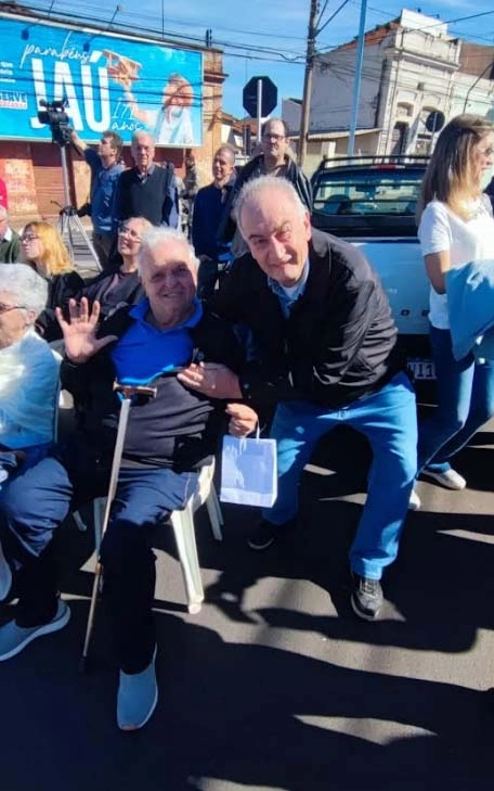 Tomires e Edvaldo Tietz no dia da homenagem à cidade de Jaú, em 11 de agosto de 2024 (o dia do aniversário é 15 de agosto), e também pelo monumento em homenagem a Antônio Milano (pai de Tomires), imigrante italiano de destaque no município. Foto enviada por Edvaldo Tietz