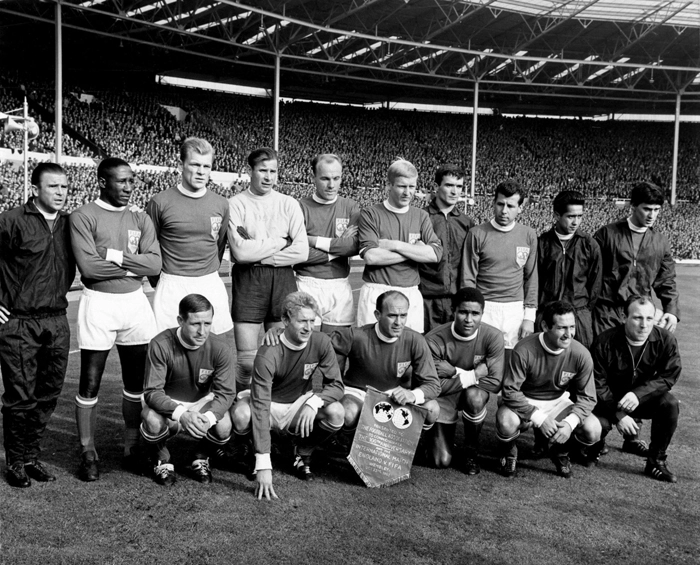 Da esquerda para a direita, em p&eacute;: Ferenc Pusk&aacute;s, Djalma Santos, Svatopluk Pluskal, Lev Yashin, J&aacute;n Popluh&aacute;r, Karl-Heinz Schnellinger, Milutin ?o?kic, Josef Masopust, Luis Eyzaguirre e Jim Baxter. Agachados: Raymond Kopa, Denis Law, Alfredo di St&eacute;fano, Eus&eacute;bio, Francisco Gento e Uwe Seeler. Foto: Reprodu&ccedil;&atilde;o/In My Ear