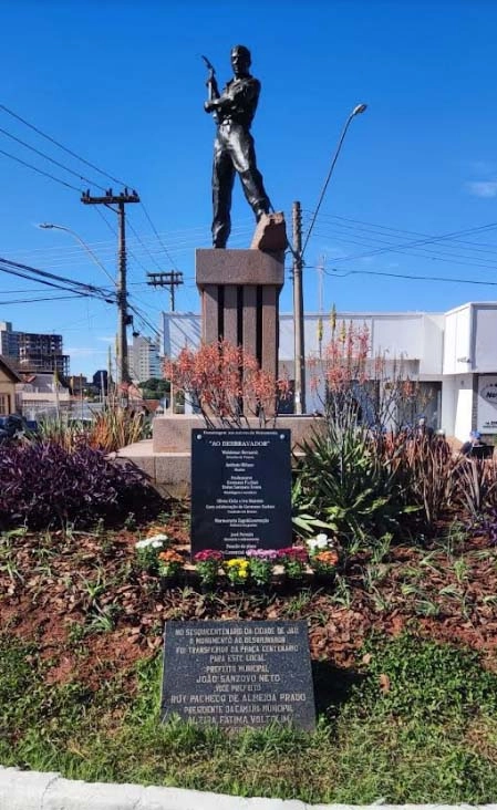 Monumento em homenagem ao imigrante italiano Antônio Milano (pai de Tomires). A imagem é do dia 11 deagosto de 2024, quando aconteceu uma cerimônia em comemoração ao aniversário de Jaú (dia 15) e pela revitalização do monumento. Foto enviada por Edvaldo Tietz