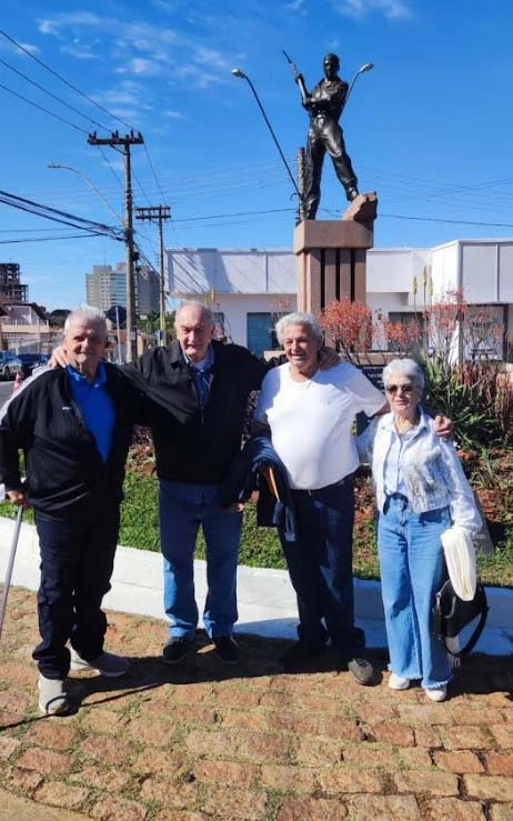 Tomires, o jornalista Edvaldo Tietz, Sergio Milano (irmão de Tomires) e Cristina (esposa de Sergio), defronte ao monumento em homenagem a Antônio Milano (pai de Tomires e Sergio), imigrante italiano. O monumento foi revitalizado em Jaú em cerimônia realizada no dia 11 de agosto de 2024. Foto enviada por Edvaldo Tietz