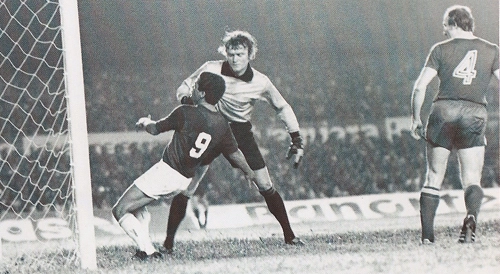 Decisão do torneio intercontinental de 1976 entre Cruzeiro e Bayern de Munique no Mineirão. O time alemão segurou o empate sem gols e levou a taça. Vemos no lance o goleiro Sepp Mayer e o grande atacante Palhinha. A foto consta no livro 