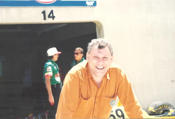 Milton Neves em frente aos boxes de Mauricio Gugelmin, em 1994
