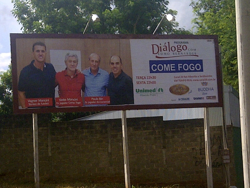 Da esquerda para a direita, Vagner Mancini, Vastinho, Paulo Bin e Edmo Bernardes no outdoor da cidade de Ribeirão Preto, antes de um clássico entre Botafogo e Comercial. Foto enviada por Luiz Carlos Ferreira