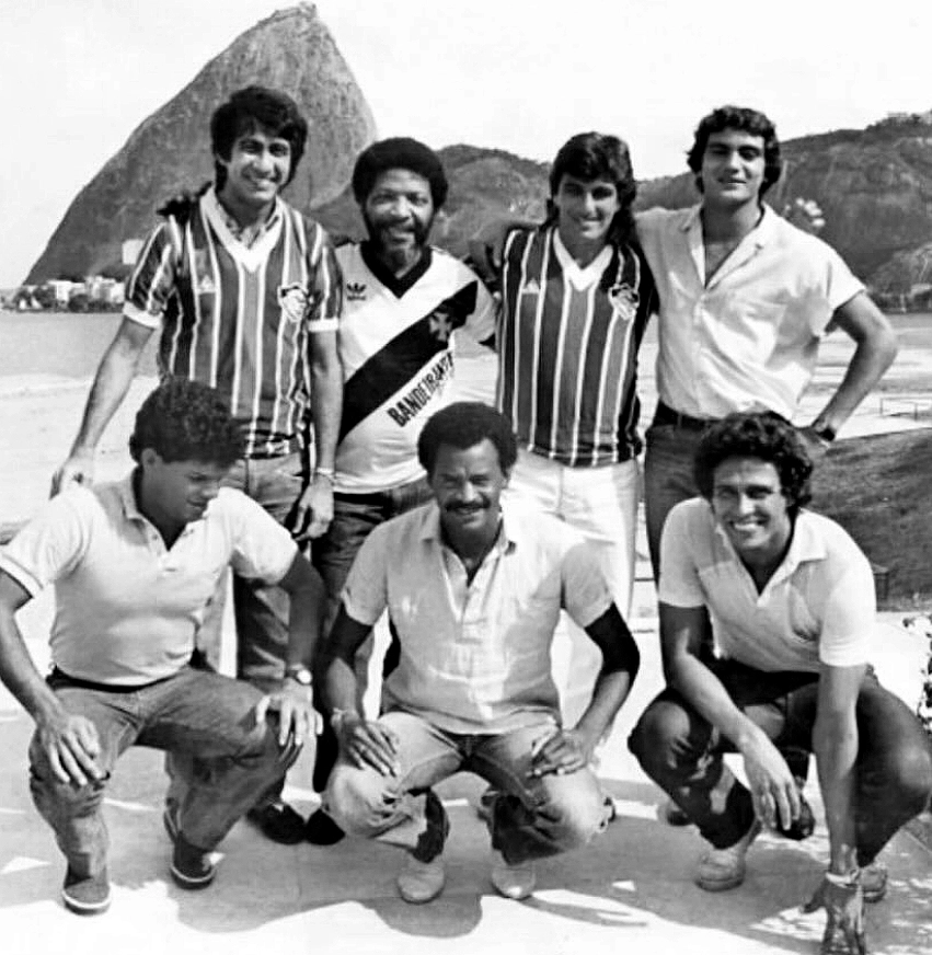 Amigos artistas, da m&uacute;sica e da bola na d&eacute;cada de 1980, possivelmente na Praia de Botafogo. Em p&eacute;, da esquerda para a direita: Raimundo Fagner, Martinho da Vila, Evandro Mesquita e Branco. Agachados: Geovani, Assis e Roberto Dinamite. Foto: arquivo pessoal de Evandro Mesquita