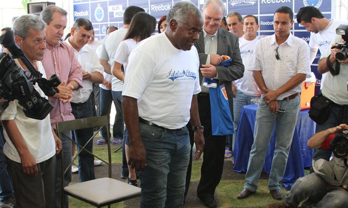 Enquanto Zé Carlos é chamado para ser homenageado, Nelinho e Palhinha, ambos no canto direito da foto, atrás de Gilvan Tavares, presidente do Cruziero, que está de terno. Foto: VIPCOMM


