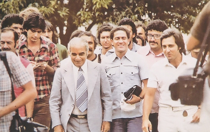 Aqui, no centro da foto, vemos Vicente Matheus (de terno e gravata), Palhinha (segurando uma pequena bolsa) e o repórter Chico Lang (acima do ombro de Palhinha, de bigode). Foto enviada por Renato Meneses Fernandes
