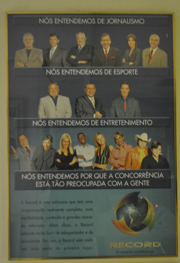 Forte equipe da Record no come&ccedil;o dos anos 2000. Na parte de cima: Celso Freitas, Rodolpho Gamberini, Boris Casoy, Paulo Henrique Amorim, Janine Borba e Marcelo Rezende. No meio: Luciano do Valle, Milton Neves e Nivaldo Prieto. Abaixo: Raul Gil, Tom Cavalcante, Ana Hickmann, Netinho de Paula, Eliana, Claudete Troiano e a dupla Chit&atilde;ozinho & Xoror&oacute;. Reprodu&ccedil;&atilde;o