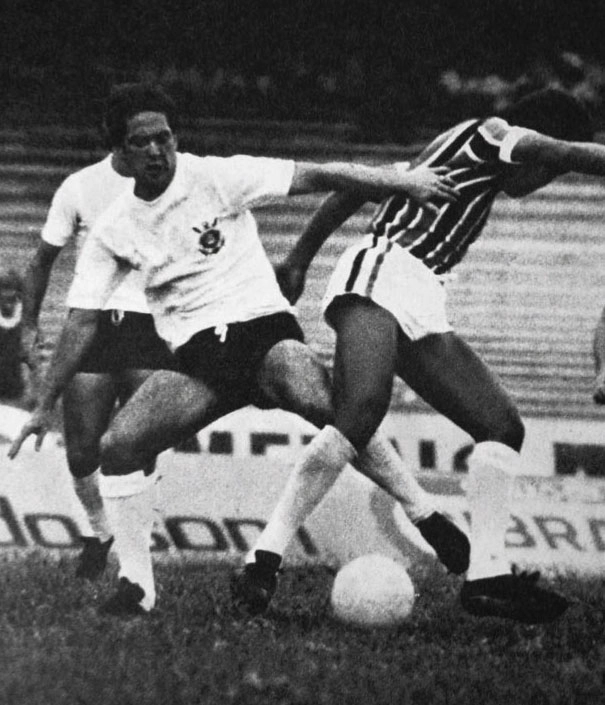 Comprado junto ao Cruzeiro, Palhinha deu o primeiro passo para o título corintiano. De rosto, após apanhar rebatida do goleiro Carlos, o atacante marcou o gol da vitória do Timão sobre a Ponte no primeiro jogo da final. Foto: Placar