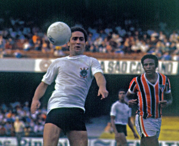 Em 1979 Palhinha ganharia o seu bicampeonato paulista pelo Corinthians. Desta vez, faria dupla de ataque com um ainda desconhecido Socrates. Na foto, Theodoro veste a camisa do São Paulo