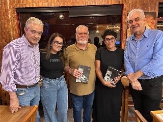 Uma noite para celebrar o que &eacute; essencial. Por Odir Cunha