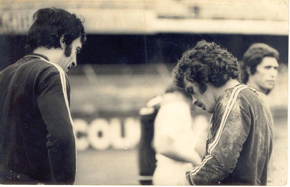 Os goleiros santistas no começo dos anos 70, Cejas e Willians. Atrás, à direita, está Marçal. Foto enviada por Wesley Miranda