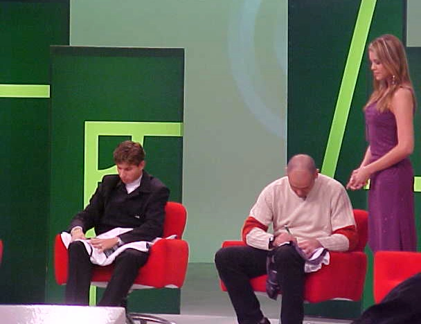 Renata Fan aguarda Tcheco e Marcos autografarem camisas durante o Terceiro Tempo em 2003