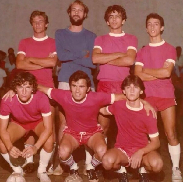 Começo dos anos 80, em time de futsal. Neto é o primeiro agachado, da esquerda para a direita. Foto: arquivo pessoal de Neto