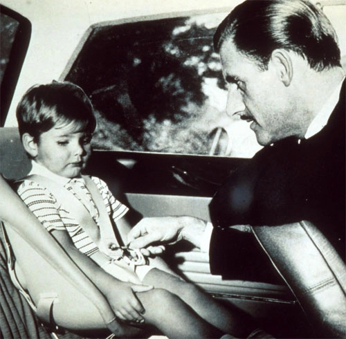 Na década de 1960, o pequeno Damon Hill em sua cadeirinha no carro do zeloso pai, Graham Hill. Foto: arquivo pessoal de Damon Hill