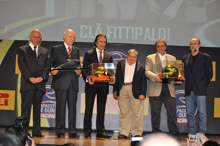 Bird Clemente, Claudio Carsughi, Emerson Fittipaldi, Chico Rosa, Reginaldo Leme e Paulo Soláris no palco do WTC Teatro, em 20 de novembro de  2013 na premiação do Capacete de Ouro. Foto: Marcos Júnior/Portal TT