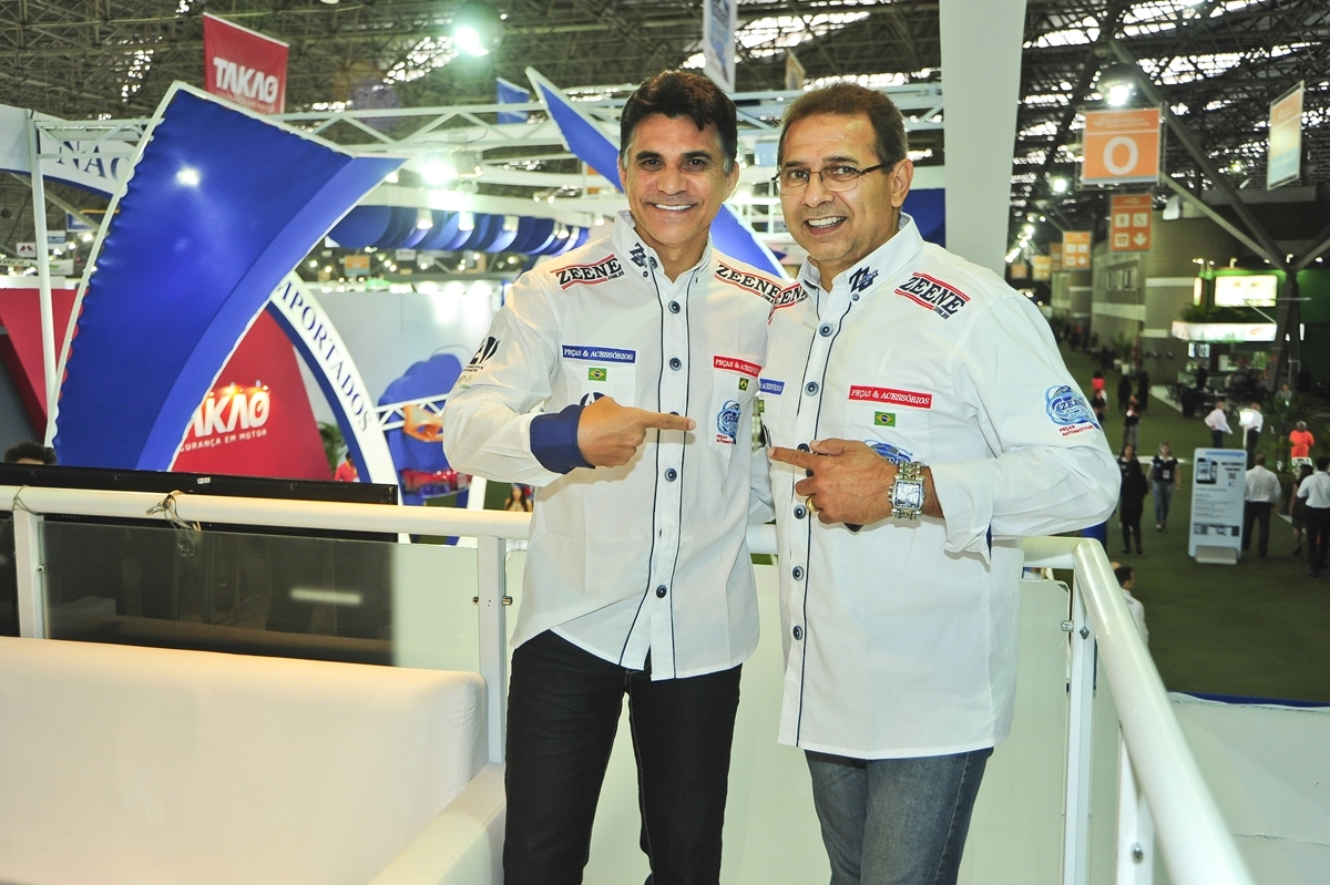 Ricardo Rocha e Oscar Roberto Godoi no stand da Zeene durante a Automec/2015 no Anhembi, em 7 de abril de 2015