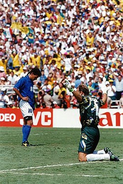 A imagem mostra um momento histórico para o futebol italiano e principalmente para o brasileiro. A foto flagrou as expressões do atacante Roberto Baggio, desconsolado, e do goleiro Taffarel, demasiadamente feliz, segundos depois do italiano ter desperdiçado a cobrança de penalidade máxima na final da Copa de 1994, que resultou no tetracampeonato mundial para a Seleção Brasileira.
Crédito fotos: site Oficial da FIGC