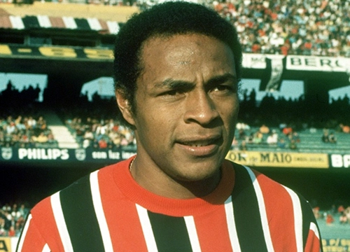 Teodoro  - Ex-volante da Ponte, Ferroviária, São José, Santos e São Paulo