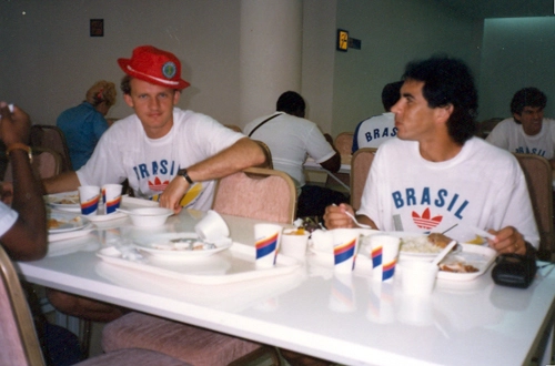 Sabe quem foi o fotógrafo que registrou o momento de Taffarel e Edmar almoçando em Seul, no ano de 1988? Foi Neto, o José Ferreira Neto, hoje comentarista. Taffarel (à época do Inter), Neto (jogava no Guarani) e Edmar (era do Corinthians) conquistaram a medalha de prata na Coréia do Sul.