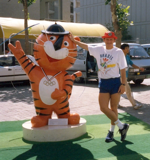 O tigre Hodori, mascote da Olimpíada de Seul de 1988, e o goleiro Taffarel. O fotógrafo, mais uma vez, foi Neto.