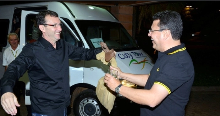 Em um evento da Bandeirantes, Neto e Téo José se cumprimentam. Foto: Arquivo Pessoal