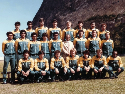 Acima, a seleção brasileira juniores comandada pelo técnico Jair Pereira na metade dos anos 80. Na primeira fila: Polaco, Gérson, João, Denílson, Henrique, Tosin e dois membros da comissão técnica. Na segunda fila: Luciano, Dida, Romário, Antônio Carlos, João Antônio, um dirigente, Jair Pereira e mais dois membros da comissão técnica. Agachados: Silas, Balalo, Neto, Taffarel, Renatinho, Luís Carlos e o massagista Paulinho