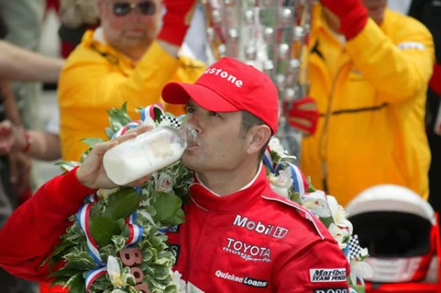 Em 2003, Gil de Ferran e a tradicional garrafa de leite, imagem de todos os pilotos que vencem as 500 Milhas de Indianápolis. Foto: UOL