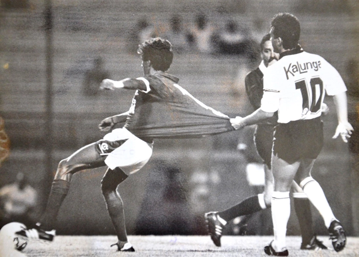 Neto puxa a camisa do ponta Esquerdinha. O árbitro Ulisses Tavares da Silva Filho coloca o apito na boca para apitar a infração do meia corintiano. Foto enviada por Homero Sergio Moura