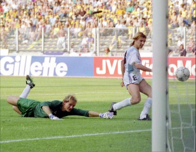 Caniggia passa por Taffarel e marca o gol argentino, pelas quartas-de-final. Foto iG