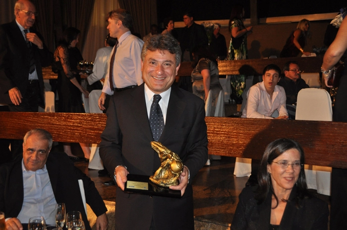 Com cara de interrogação, olhando para Cleber Machado, durante o Prêmio Aceesp 2011. Foto: Chico Santo / Terceiro Tempo.