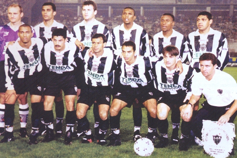 Em pé, da esquerda para a direita: Taffarel, Sandro Barbosa, Sandro Blum, Hernani, Bruno e Edgar. Agachados, da esquerda para a direita: Dedê, Valdir, Jorginho, Marques e Doriva. Foto: ReproduçãoEspecial Show de Bola