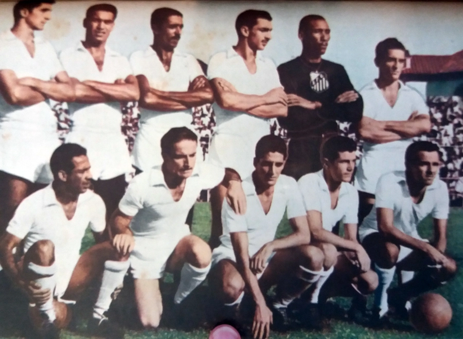 Santos campeão paulista de 1955. Em pé: Ramiro Valente, urubatão, Hélvio, Formiga, Manga e Feijó. Agachados: Tite, Negri, Álvaro, Del Vecchio e Pepe. A foto é da Revista Esporte Ilustrado, 929, de 1956